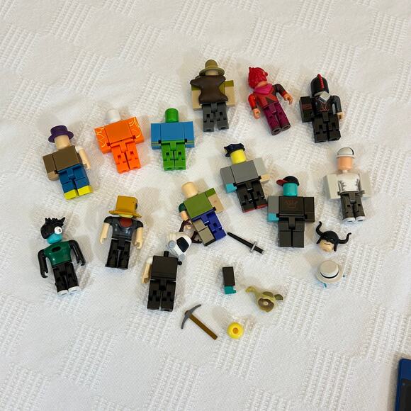 Roblox Action Figures Assorted Pieces - Picture 3 of 9